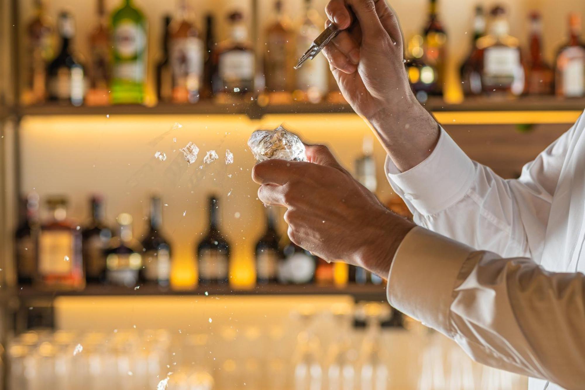 Viceroy Kopaonik Serbia Eksteriør bilde A bartender preparing a drink