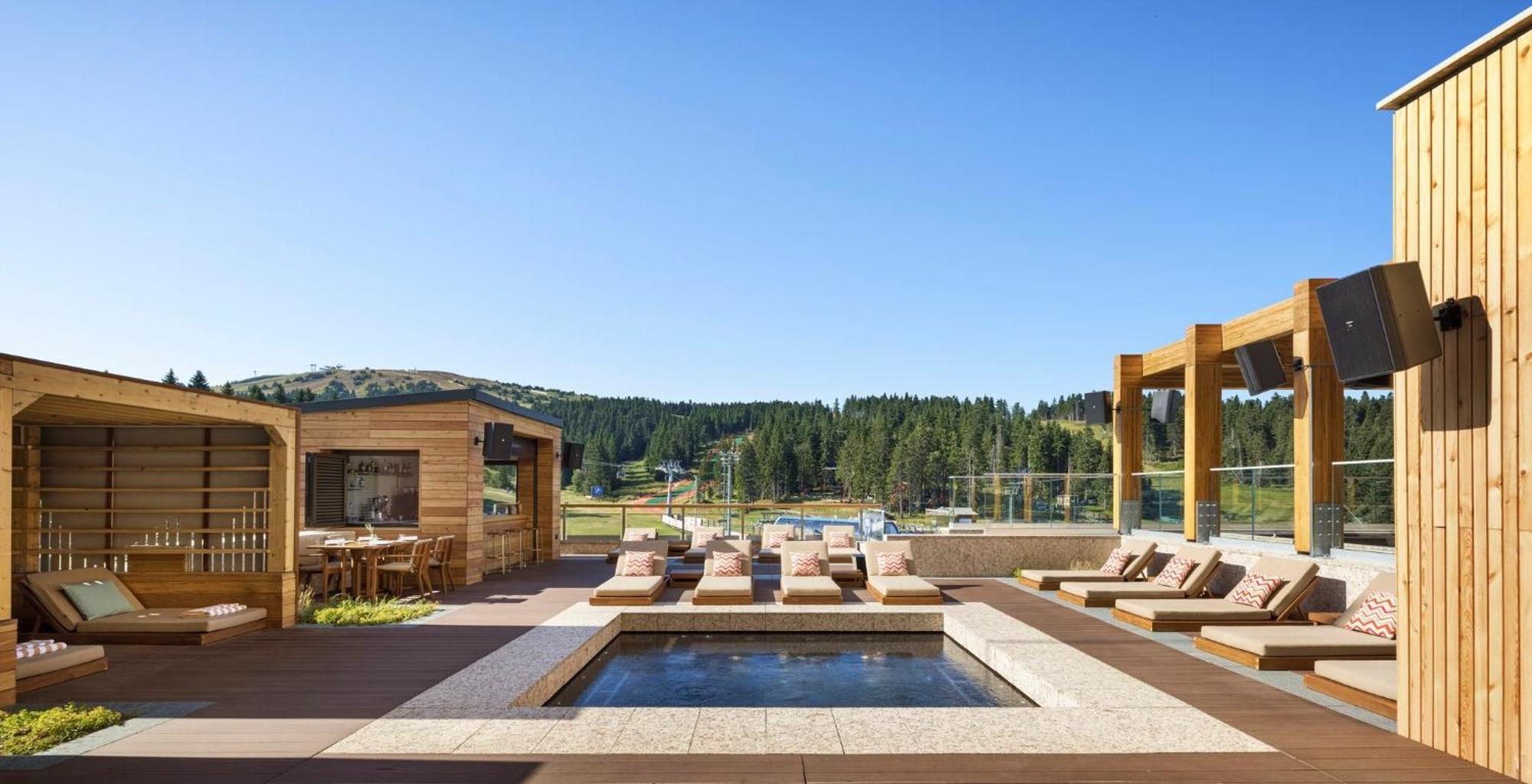 Viceroy Kopaonik Serbia Eksteriør bilde The rooftop pool at The Lodge at Blue Sky