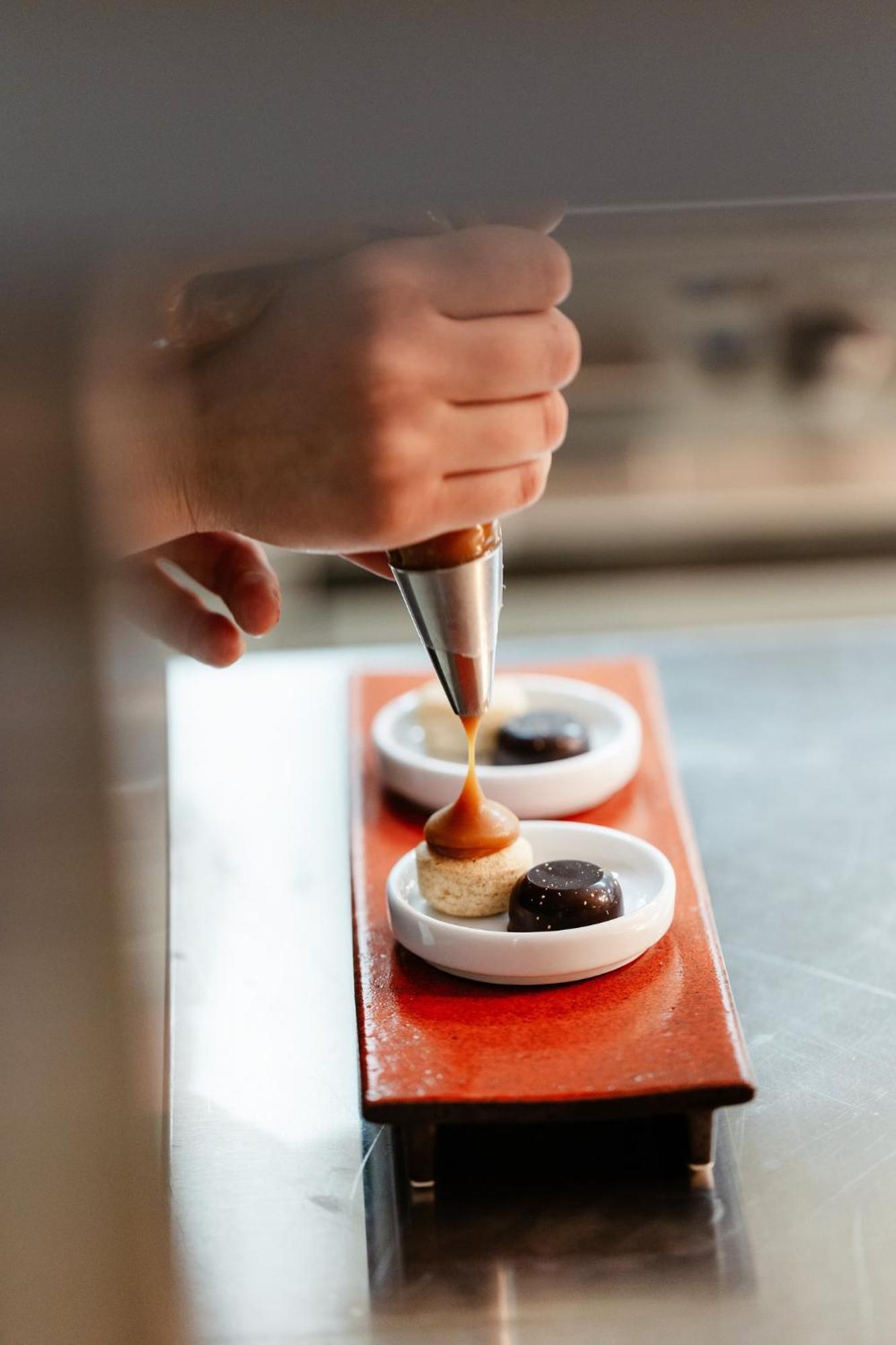 Viceroy Kopaonik Serbia Eksteriør bilde A pastry chef icing a dessert