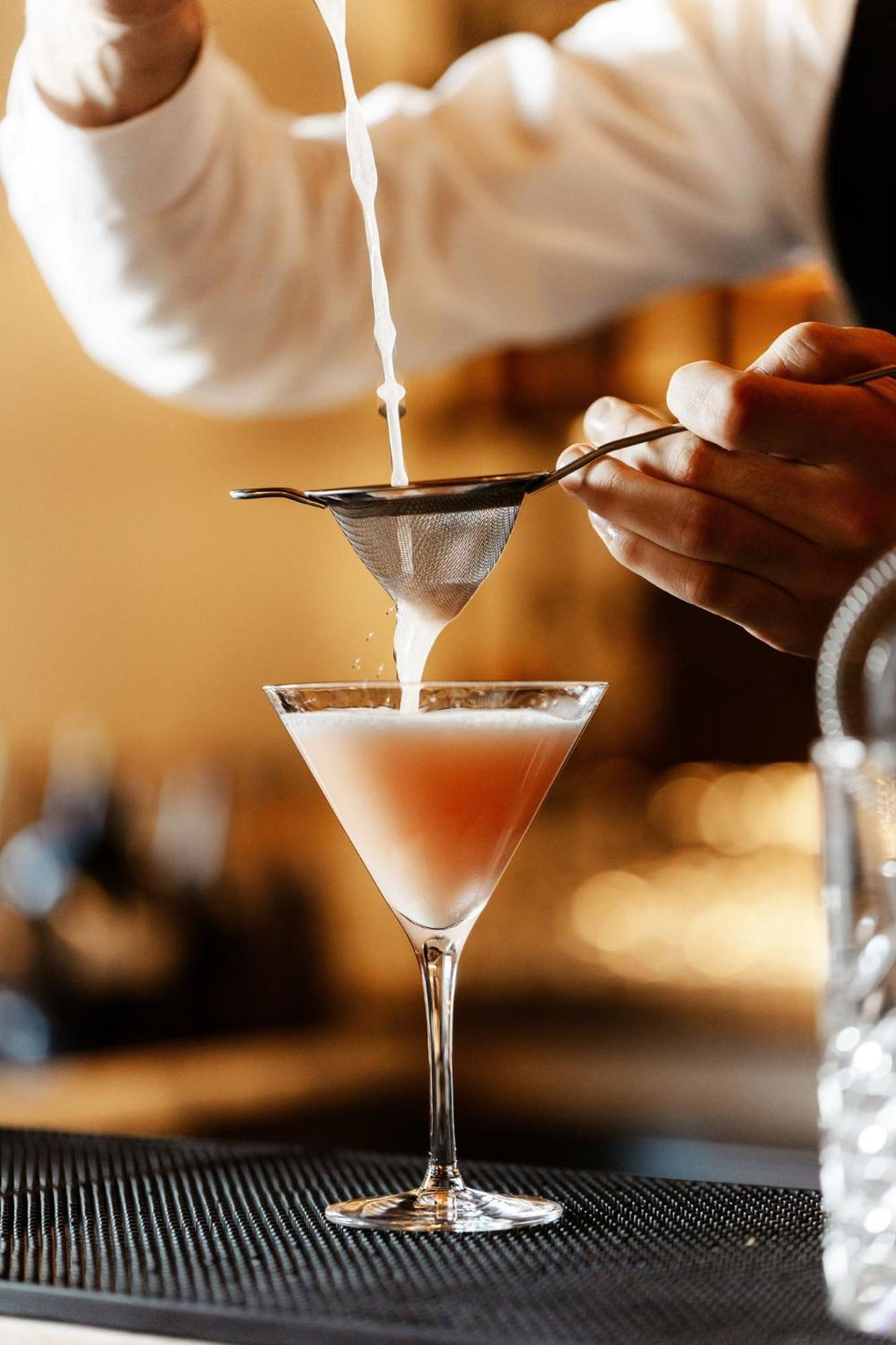 Viceroy Kopaonik Serbia Eksteriør bilde A bartender straining a cocktail